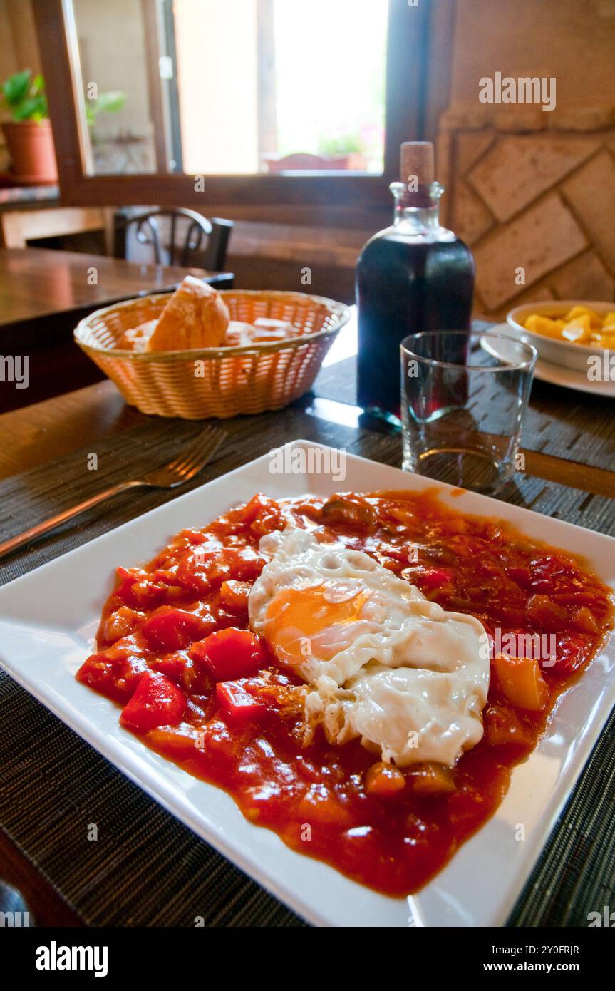 Pisto manchego avec œuf frit. L'Espagne. Banque D'Images