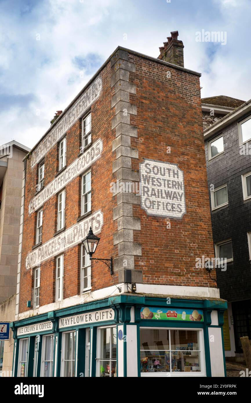 Royaume-Uni, Angleterre, Devon, Plymouth, Barbican, commercial Road, boutique de cadeaux Mayflower dans l'ancien South Western Railway Office Banque D'Images