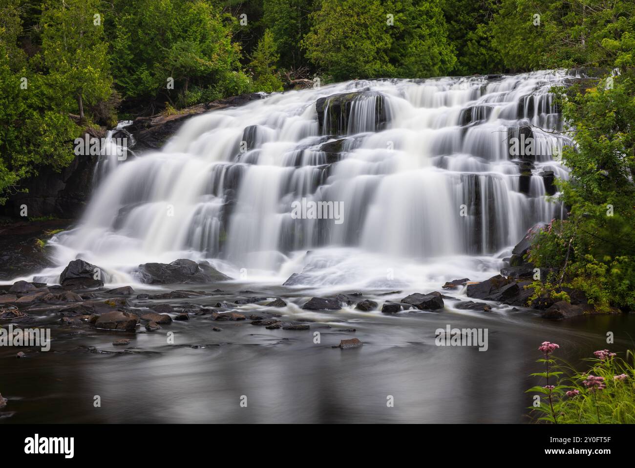 Bond Falls - Un paysage pittoresque de cascades. Banque D'Images