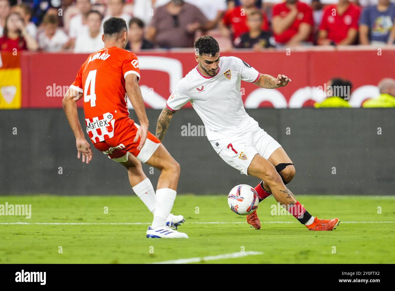 Arnau Martinez du Girona FC et Isaac Romero du Sevilla FC lors de la ligue espagnole, la Liga EA Sports, match de football joué entre le Sevilla FC et le Girona FC au stade Ramon Sanchez-Pizjuan le 1er septembre 2024, à Séville, en Espagne. Photo Joaquin Corchero / Espagne DPPI / DPPI Banque D'Images