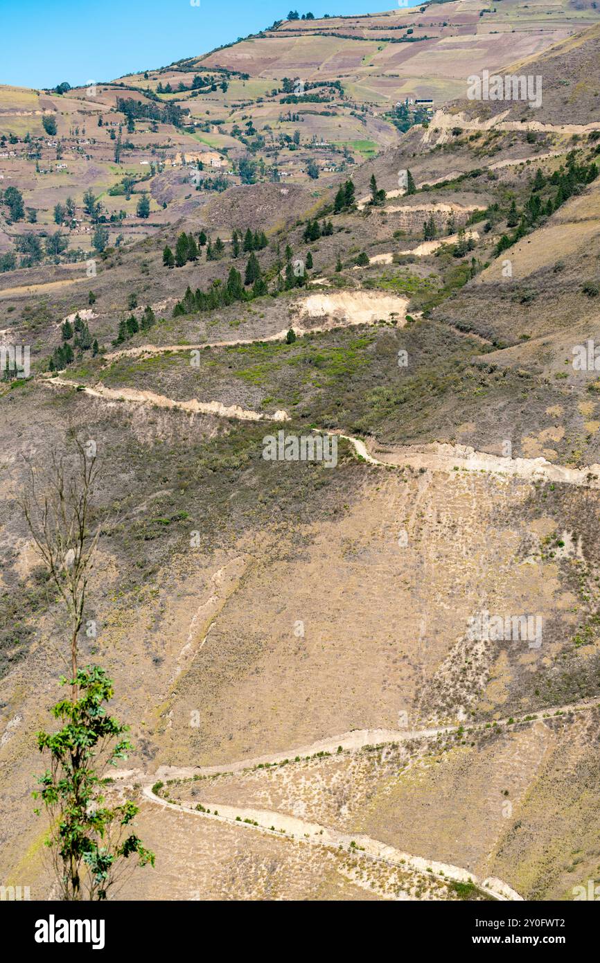 Chemin de terre traversant la montagne de haut en bas en Équateur. Banque D'Images