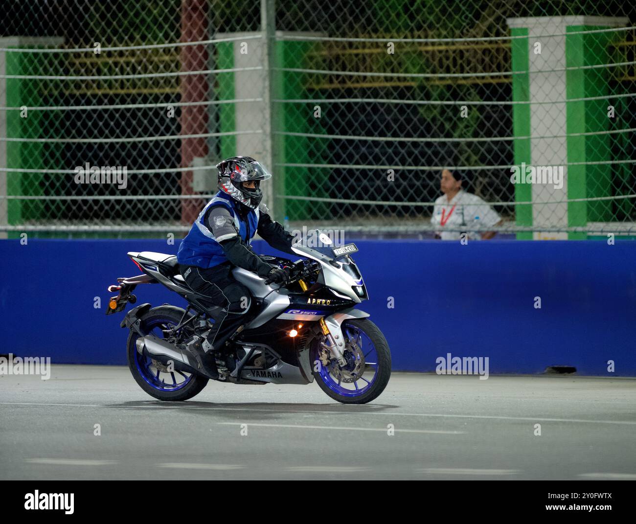 Chennai, INDE. 1er septembre 2024. Women Riders est monté sur scène avec un spectacle de cascades électrisant lors de l'événement de course F4 à Chennai, EN INDE. Crédit : Ranjith Kumar/Alamy Live News. Banque D'Images