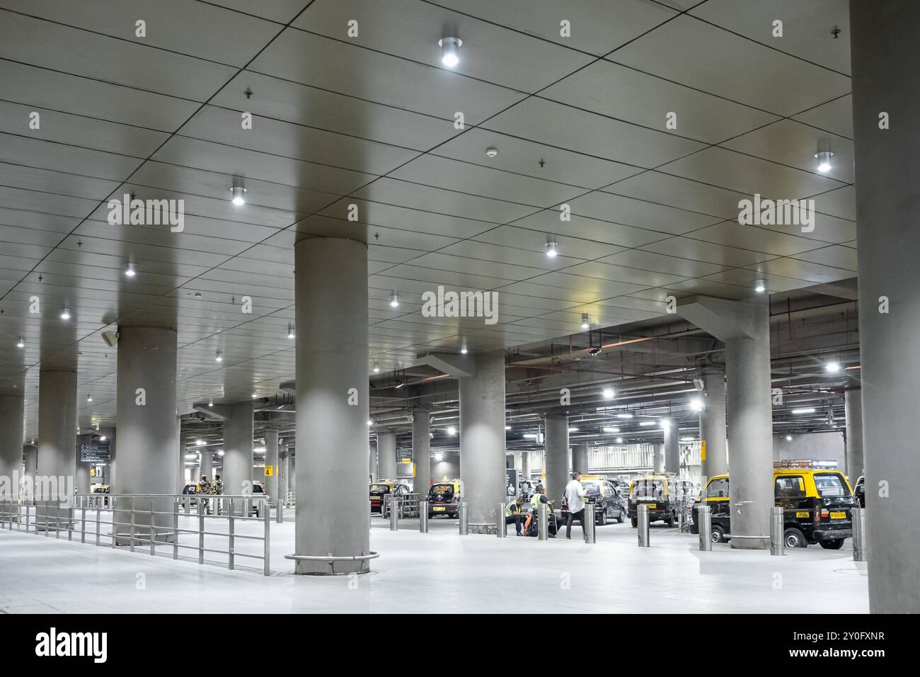 Parking intérieur utilisez pour le parking de taxi de la ville à l'aéroport international de Mumbai Chatrapati Shivaji. File de voitures de taxi attendant les passagers à Inter Banque D'Images