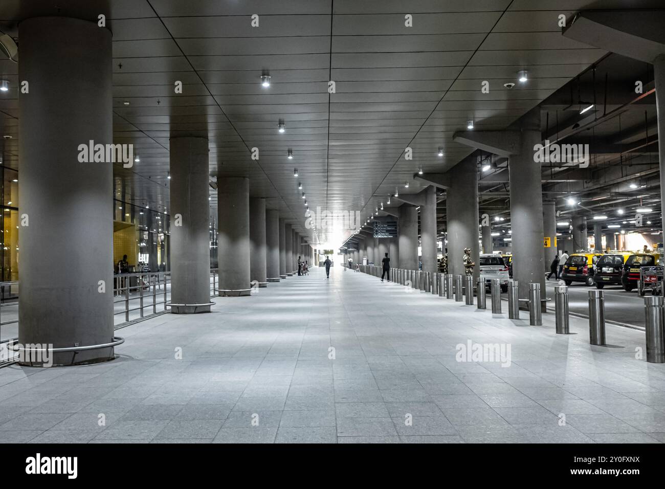 Parking intérieur utilisez pour le parking de taxi de la ville à l'aéroport international de Mumbai Chatrapati Shivaji. File de voitures de taxi attendant les passagers à Inter Banque D'Images