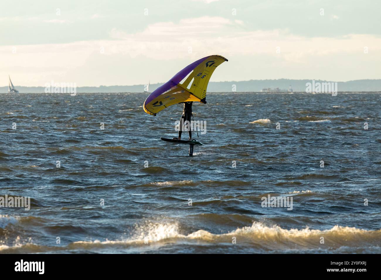 Sandy Hook, New Jersey - 21 août 2024 : les kitesboarders prennent l'eau alors que le soleil se couche sur Sandy Hook par une magnifique nuit d'été Banque D'Images