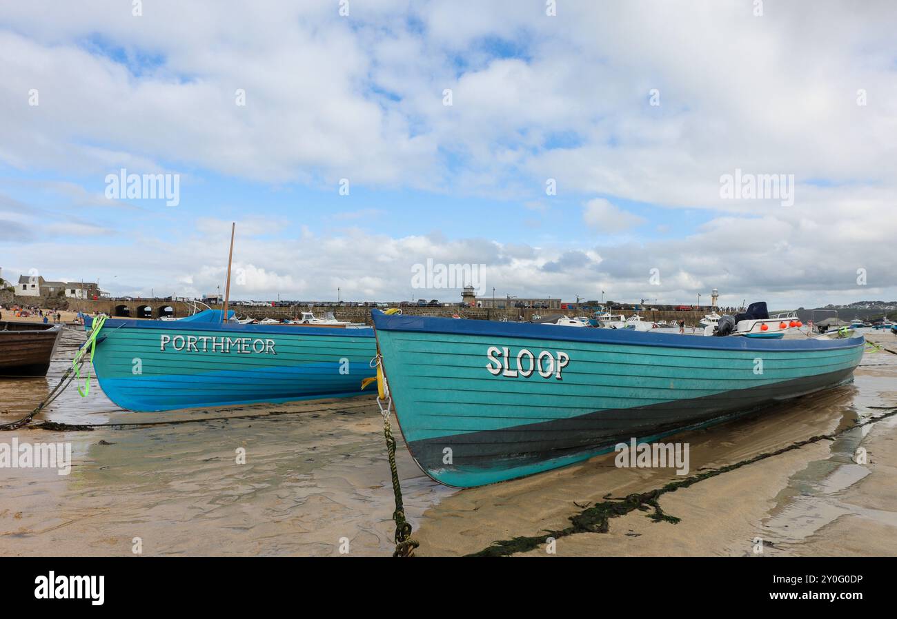 Port et plage de St IVE, Cornouailles de St IVE, Royaume-Uni par une chaude journée d'été. Banque D'Images