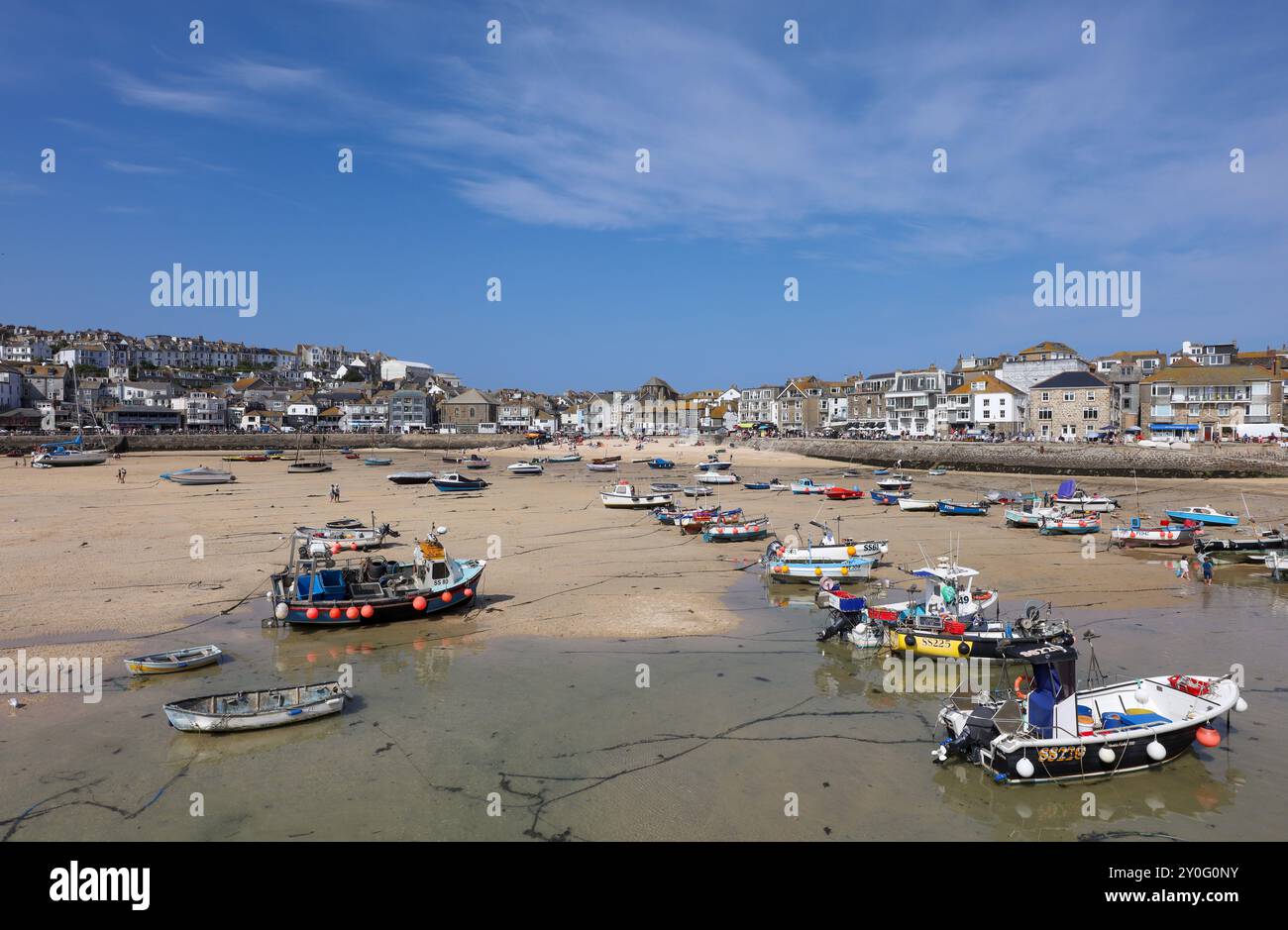 Port et plage de St IVE, Cornouailles de St IVE, Royaume-Uni par une chaude journée d'été. Banque D'Images