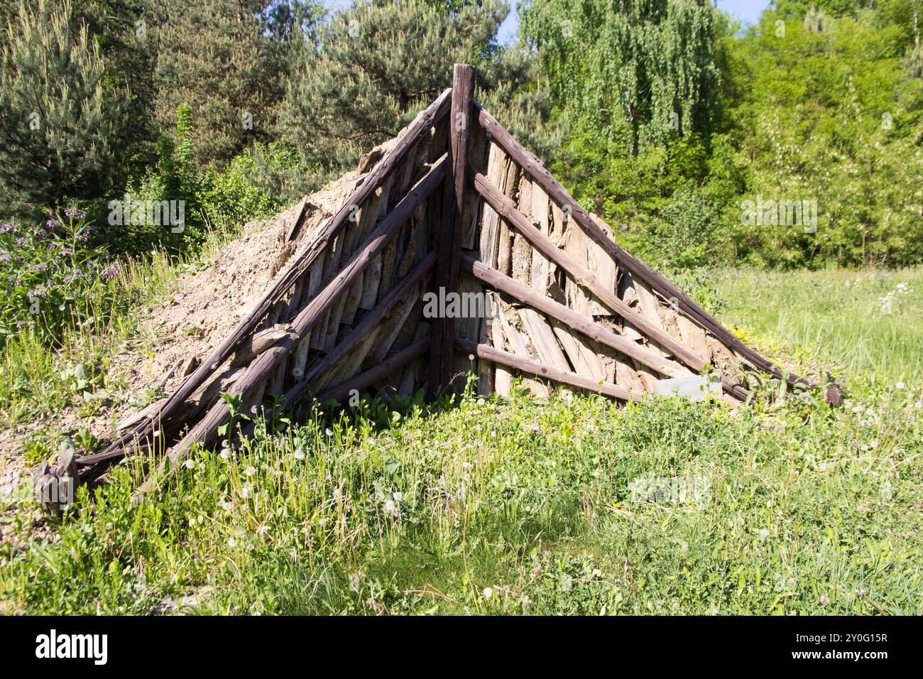 Une pile de charbon de bois (pince à charbon de bois) une pile de bois soigneusement arrangée pour produire du charbon de bois, photo prise à Snina, Slovaquie Banque D'Images