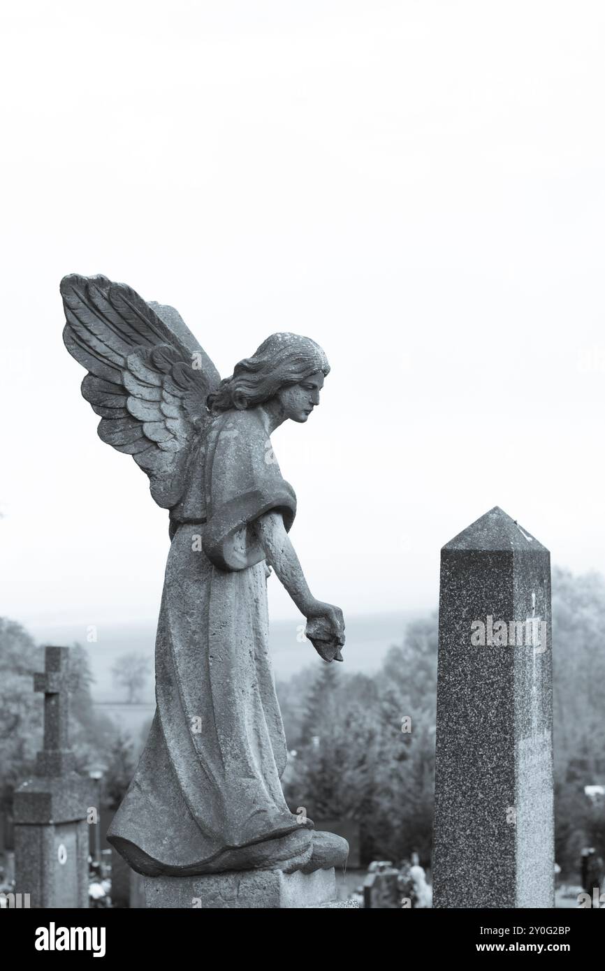 grand statut dans le cimetière Banque D'Images