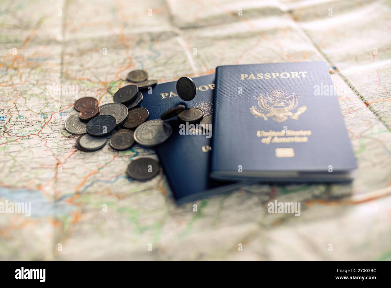 Passeports américains sur Street Map avec devises étrangères Banque D'Images