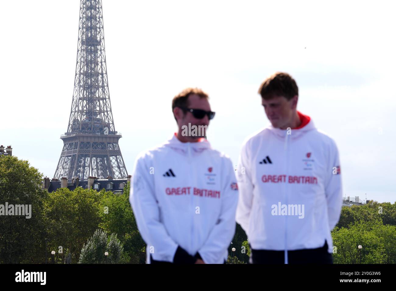 La Tour Eiffel à l'honneur alors que le Britannique Dave Ellis (à gauche) et le guide Luke Pollard attendent leurs médailles d'or après le para Triathlon PTVI masculin à Paris la Défense le cinquième jour des Jeux paralympiques d'été de Paris 2024. Date de la photo : lundi 2 septembre 2024. Banque D'Images