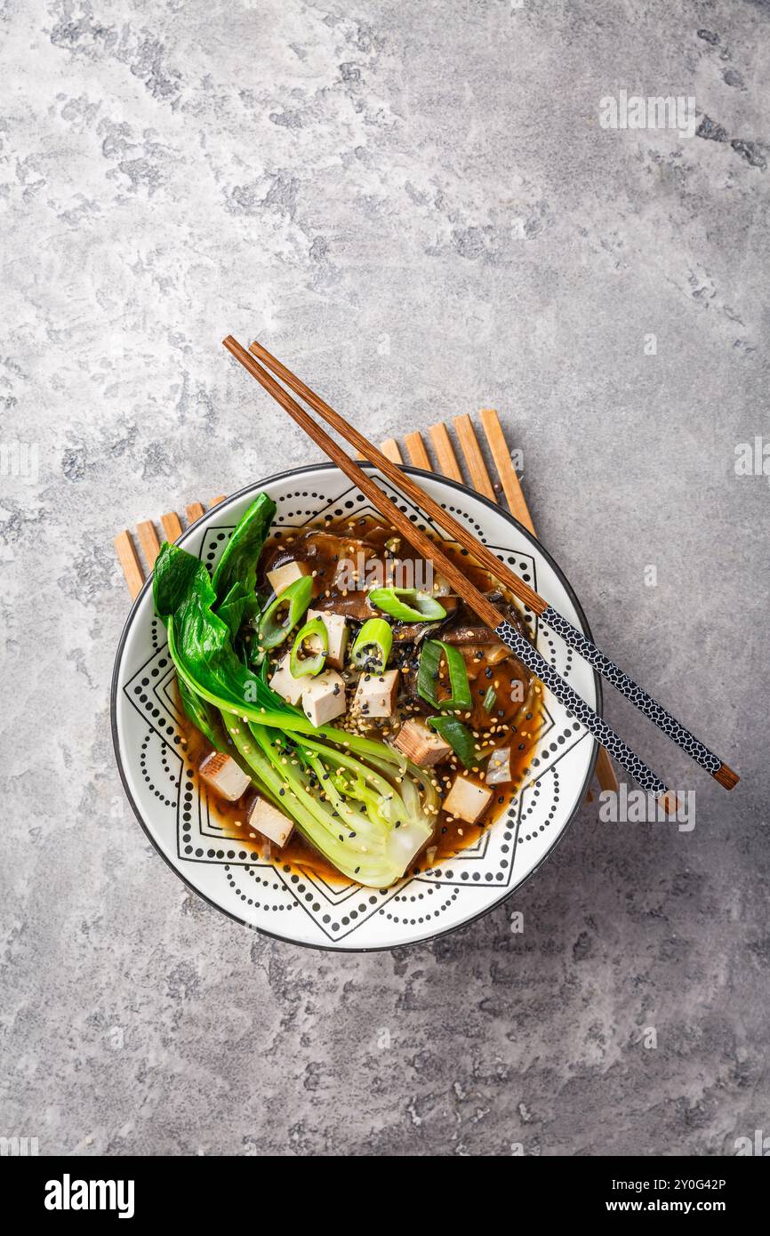 Soupe miso végétalienne avec légumes, tofu et champignons shiitake Banque D'Images