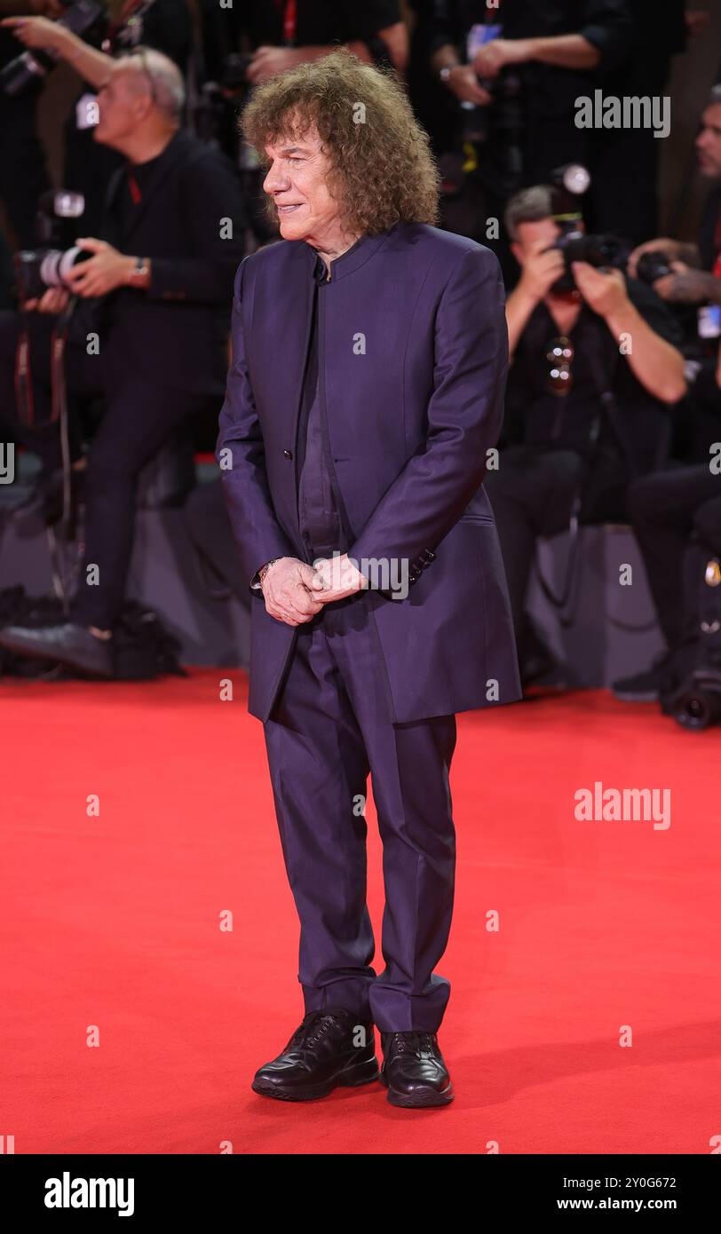 VENISE, ITALIE - 01 SEPTEMBRE : Riccardo Cocciante assiste au tournage du tapis rouge Italie Venice Award lors du 81e Festival International du film de Venise le 1er septembre 2024 à Venise, Italie Banque D'Images