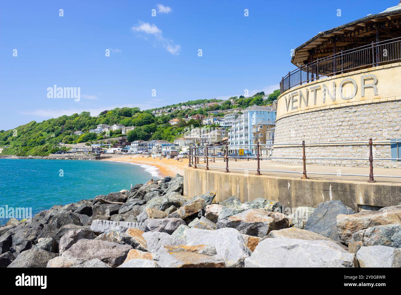 Île de Wight Ventnor Bay Ventnor Esplanade Rotunda Bandstand avec station de pompage d'eau du Sud en dessous Ventnor Île de Wight Angleterre Royaume-Uni GB Europe Banque D'Images