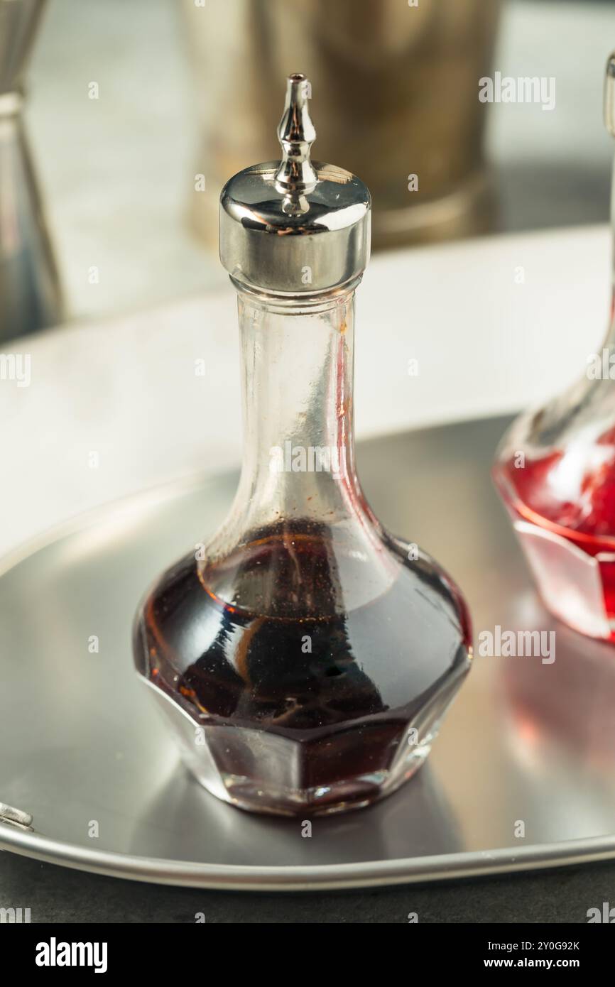 Maison Brown cocktail Bitters prêt à l'emploi dans une boisson Banque D'Images