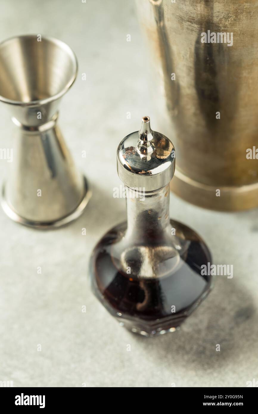 Maison Brown cocktail Bitters prêt à l'emploi dans une boisson Banque D'Images