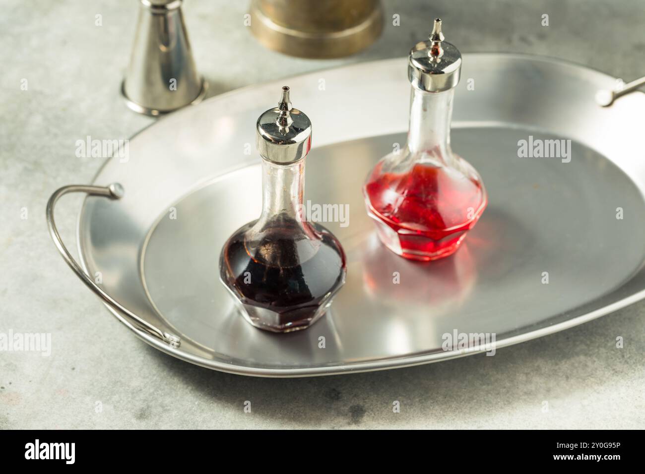 Maison Brown cocktail Bitters prêt à l'emploi dans une boisson Banque D'Images