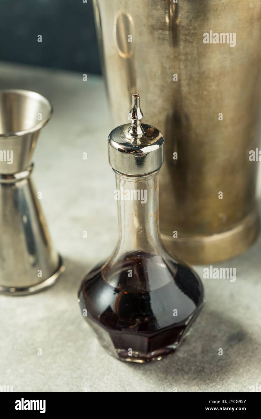 Maison Brown cocktail Bitters prêt à l'emploi dans une boisson Banque D'Images