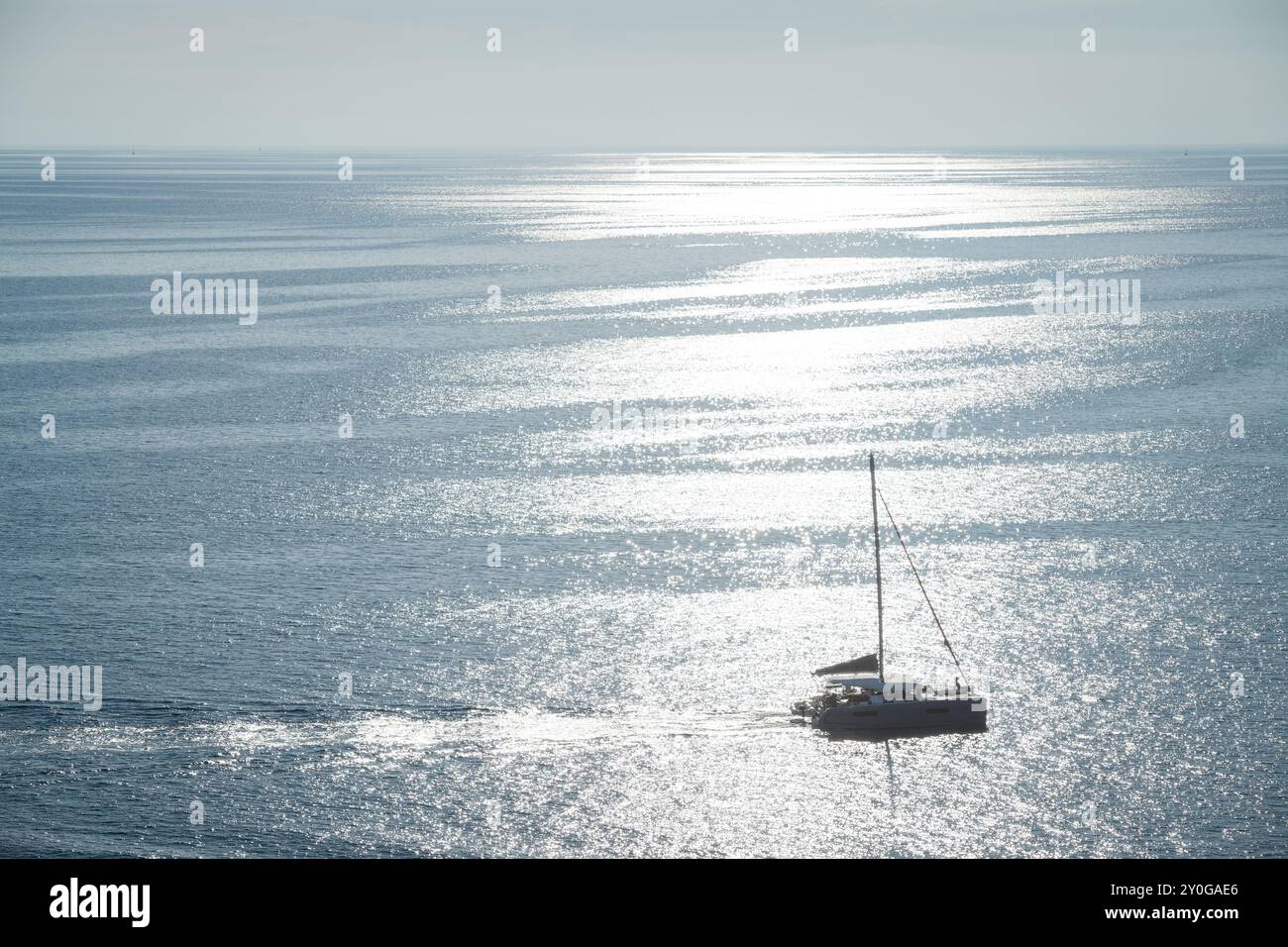 Silhouette de catamaran de croisière par une journée ensoleillée à la mer Banque D'Images