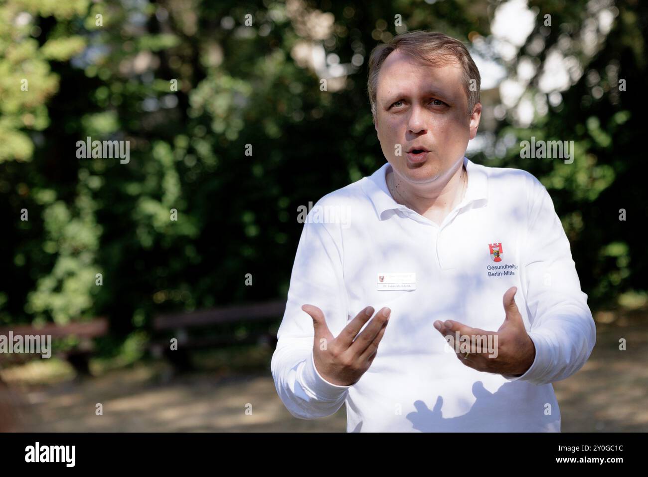Berlin, Allemagne. 02 septembre 2024. Lukas Murajda, responsable de la santé publique à Berlin-Mitte, parle de la surveillance des moustiques tigres dans le département de santé du district de Berlin-Mitte. Crédit : Carsten Koall/dpa/Alamy Live News Banque D'Images