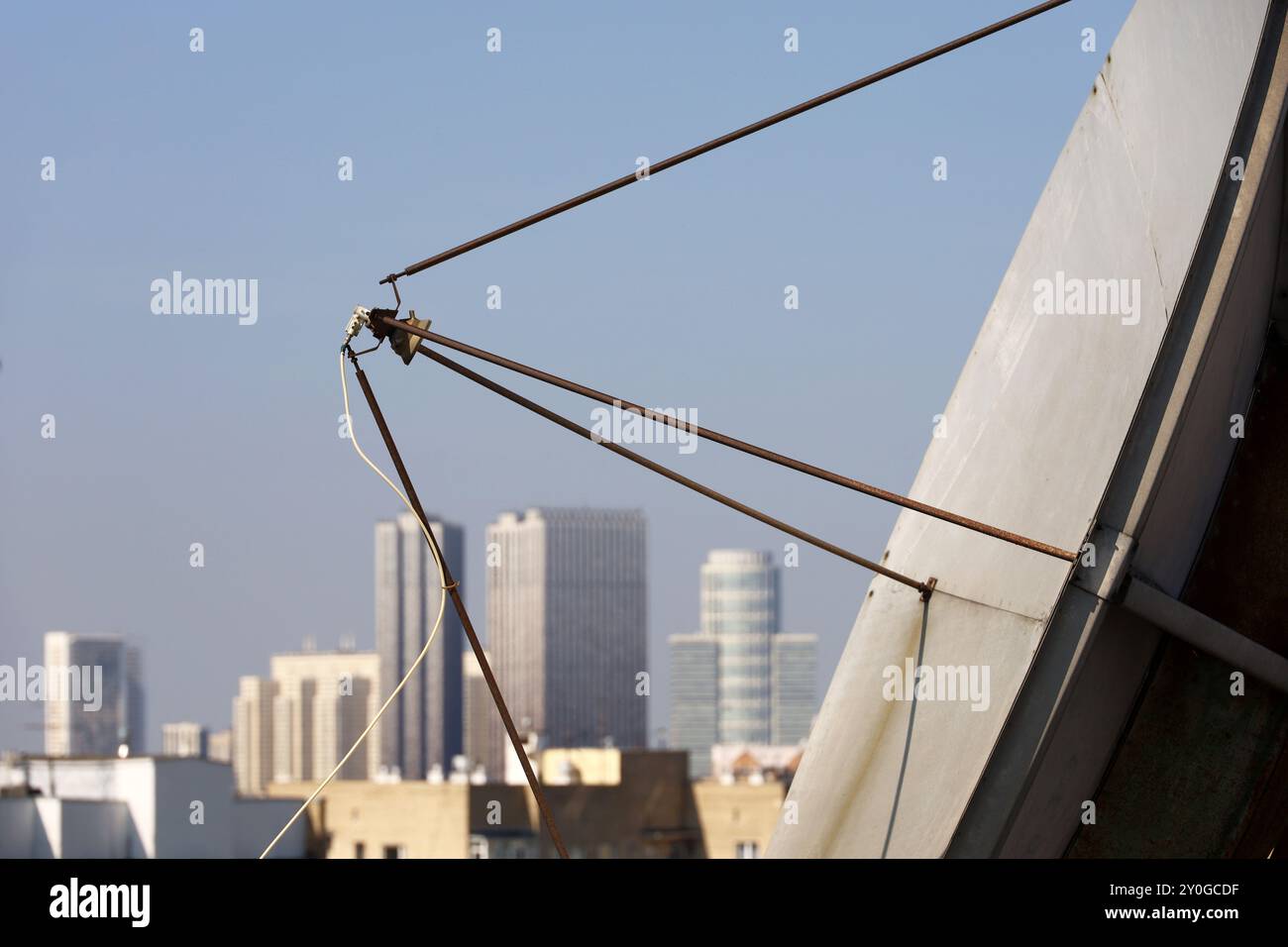 Antenne parabolique sur fond de ville. Récepteur numérique extérieur, télévision de réception et concept Internet Banque D'Images
