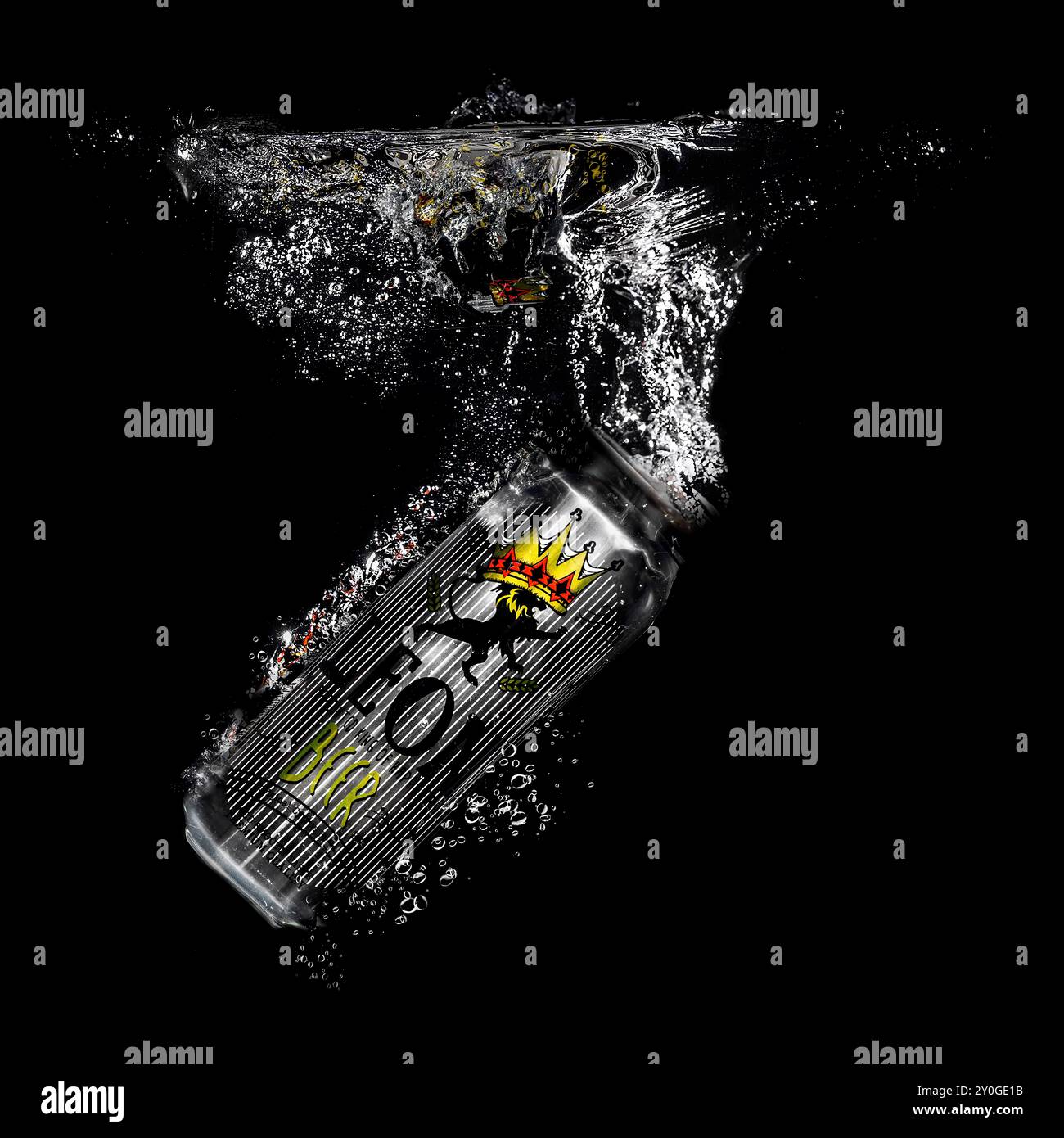 Canette de bière chypriote Leon submergée sous l'eau créant des bulles sur un fond noir Banque D'Images