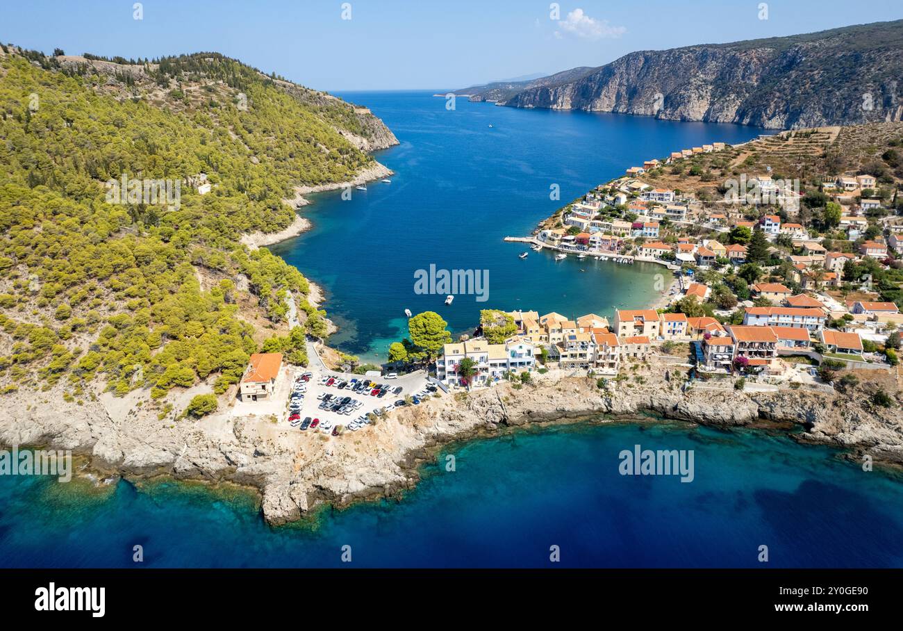 Drone vue aérienne du village grec d'Asos sur la côte ouest de l'île de Céphalonie, Céphalonie Grèce dans la mer de l'île. Banque D'Images