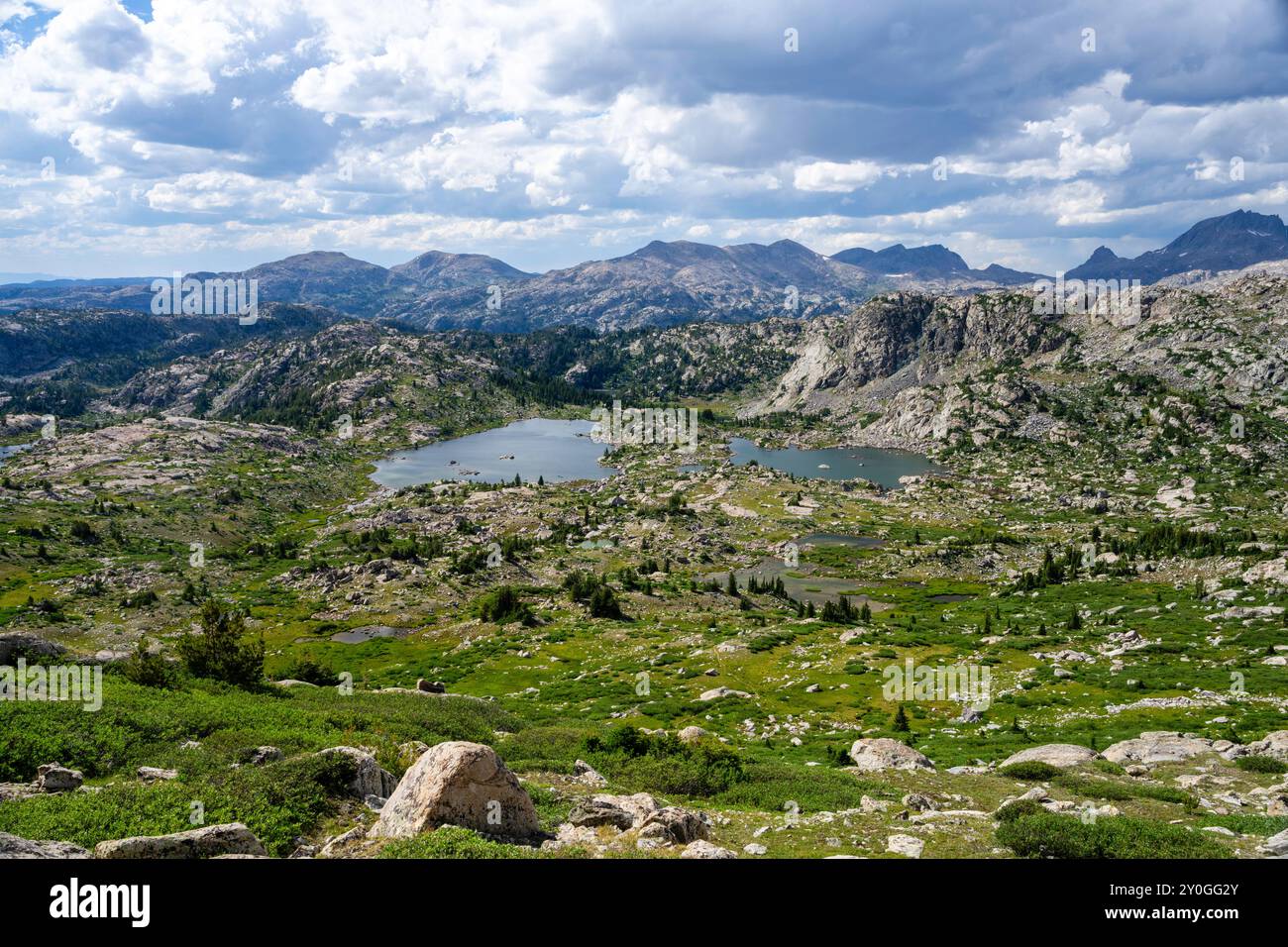 Photographie de Lester Pass le long de la Highline Trail regardant vers le nord-ouest ; Wind River Range, Bridger National Forest, Pinedale, Wyoming sur une belle su Banque D'Images