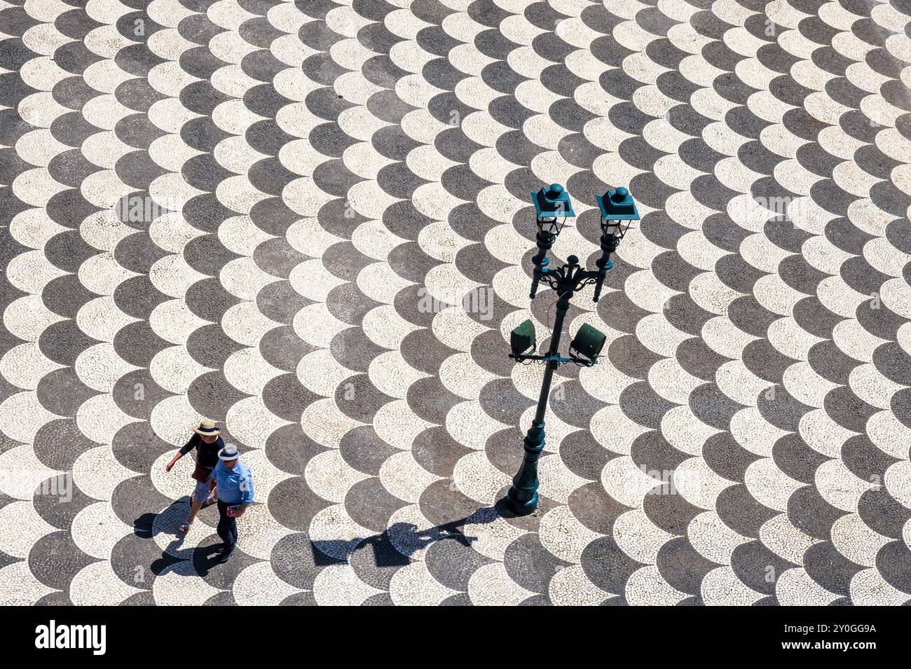 Place municipale Funchal Madère, la zone piétonne pavée de tuiles Batistini sombres et claires dans des motifs de vagues Banque D'Images