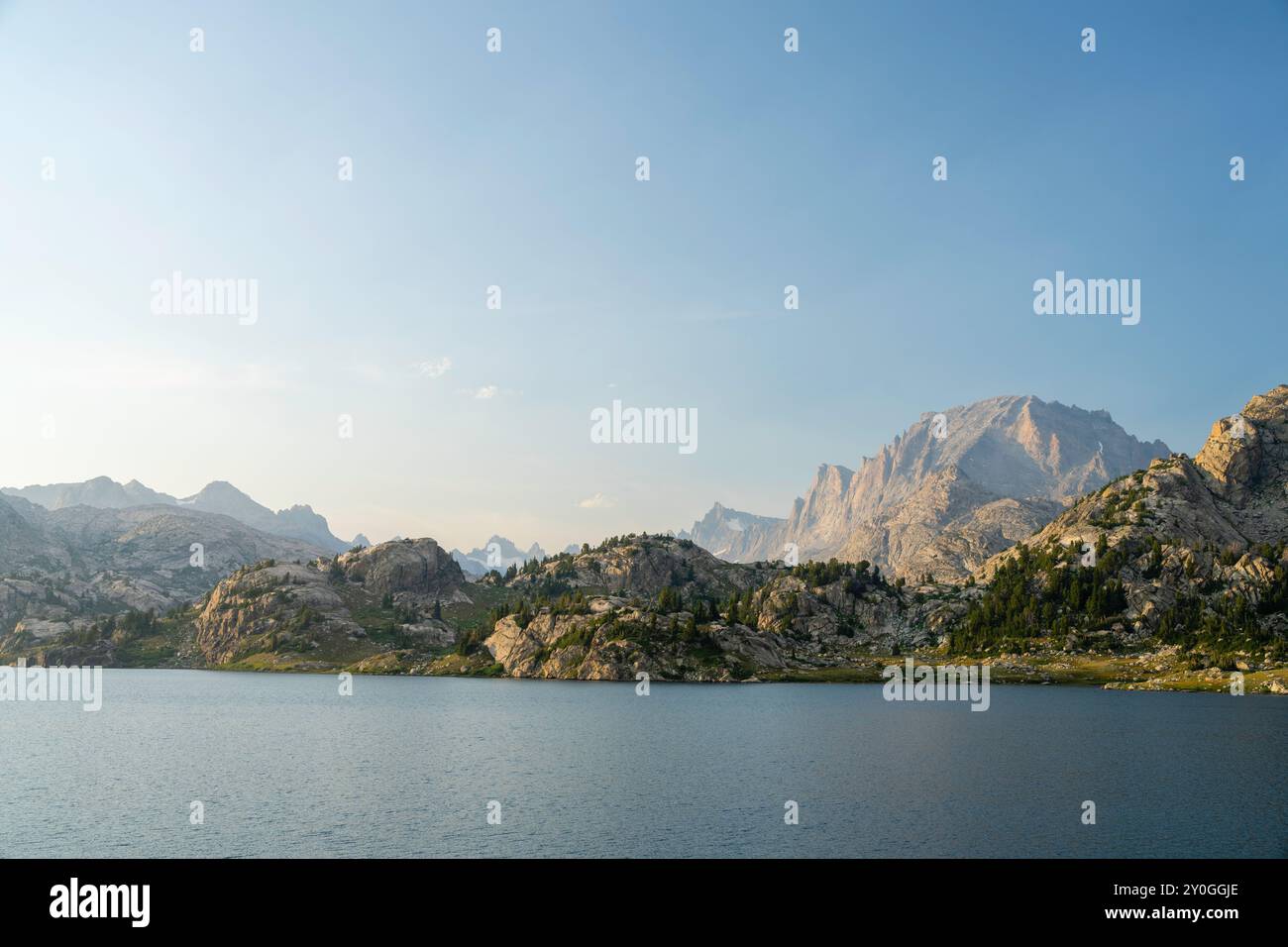 Photographie de Island Lake regardant vers le bassin Titcomb ; chaîne de Wind River, forêt nationale de Bridger, Pinedale, Wyoming lors d'une belle soirée d'été Banque D'Images