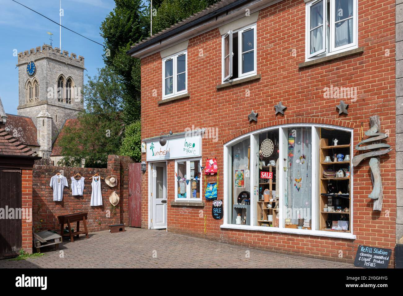 Ville de Ringwood dans le Hampshire, Angleterre, Royaume-Uni, avec tour d'église et un magasin de produits naturels Banque D'Images