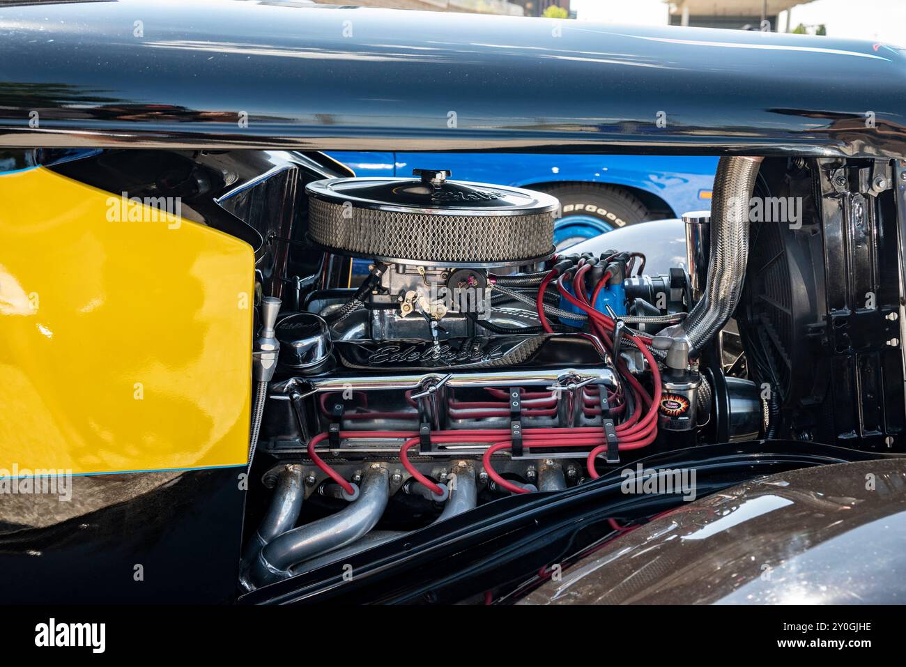 Une voiture chaude classique, avec ses modifications personnalisées et son puissant moteur, incarne l'esprit rebelle et l'ingéniosité créative de l'AM du milieu du XXe siècle Banque D'Images