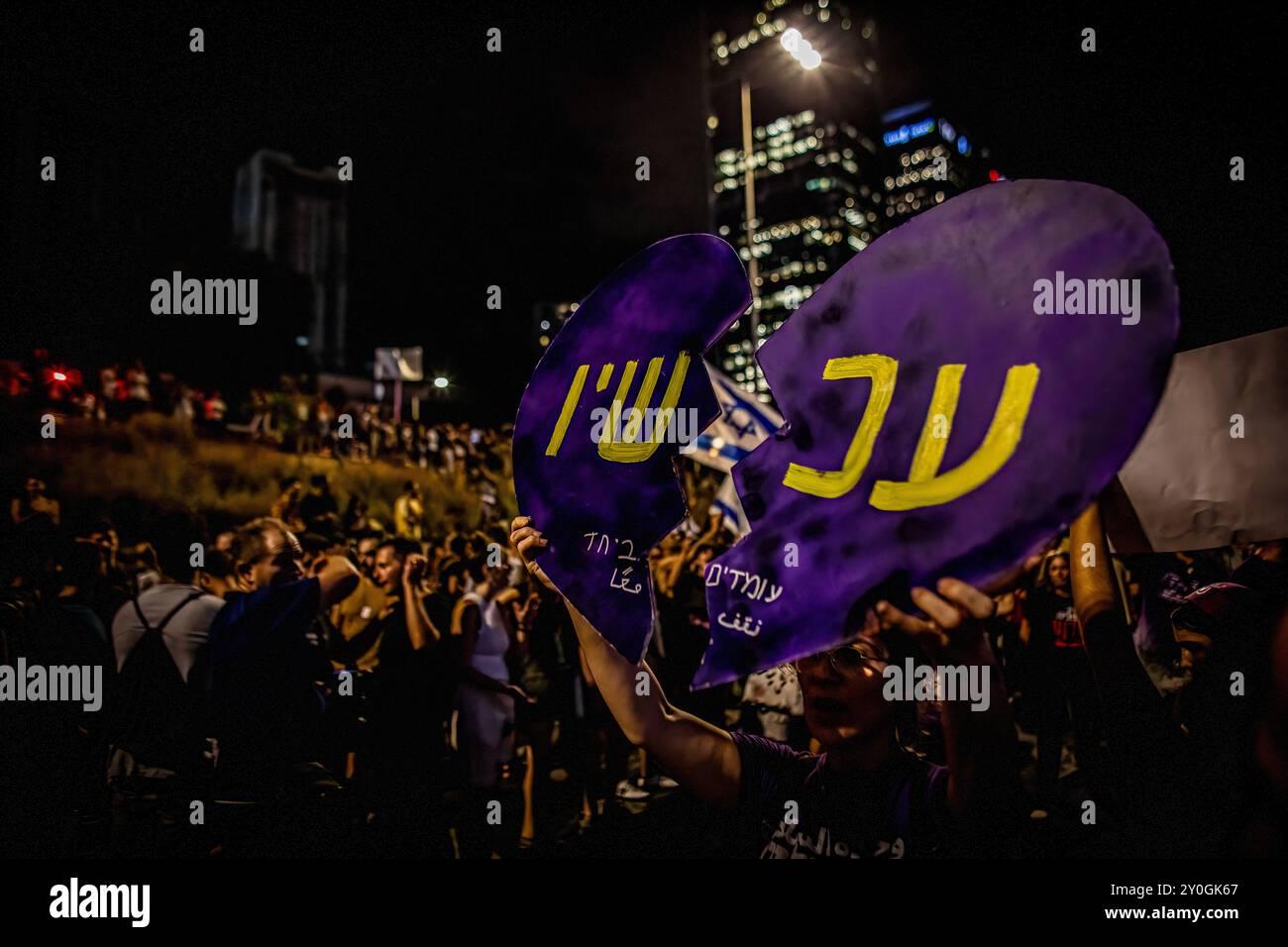 Tel Aviv, Israël. 01 Sep, 2024. Un professeur brandit une pancarte hart déchirée qui indique « maintenant » pendant la manifestation. Les organisateurs affirment que plus de 700 000 Israéliens sont descendus dans les rues des villes du pays dimanche soir après que les corps de Carmel Gat, Eden Yerushalmi, Hersh Goldberg-Polin, Alexander Lobanov, Almog Sarusi et Maître Sgt Ori Danino, aient été sauvés de Gaza. Les manifestants ont exigé que le premier ministre Benjamin Netanyahu conclue un accord de cessez-le-feu avec le Hamas pour ramener les prisonniers restants chez eux. Crédit : SOPA images Limited/Alamy Live News Banque D'Images