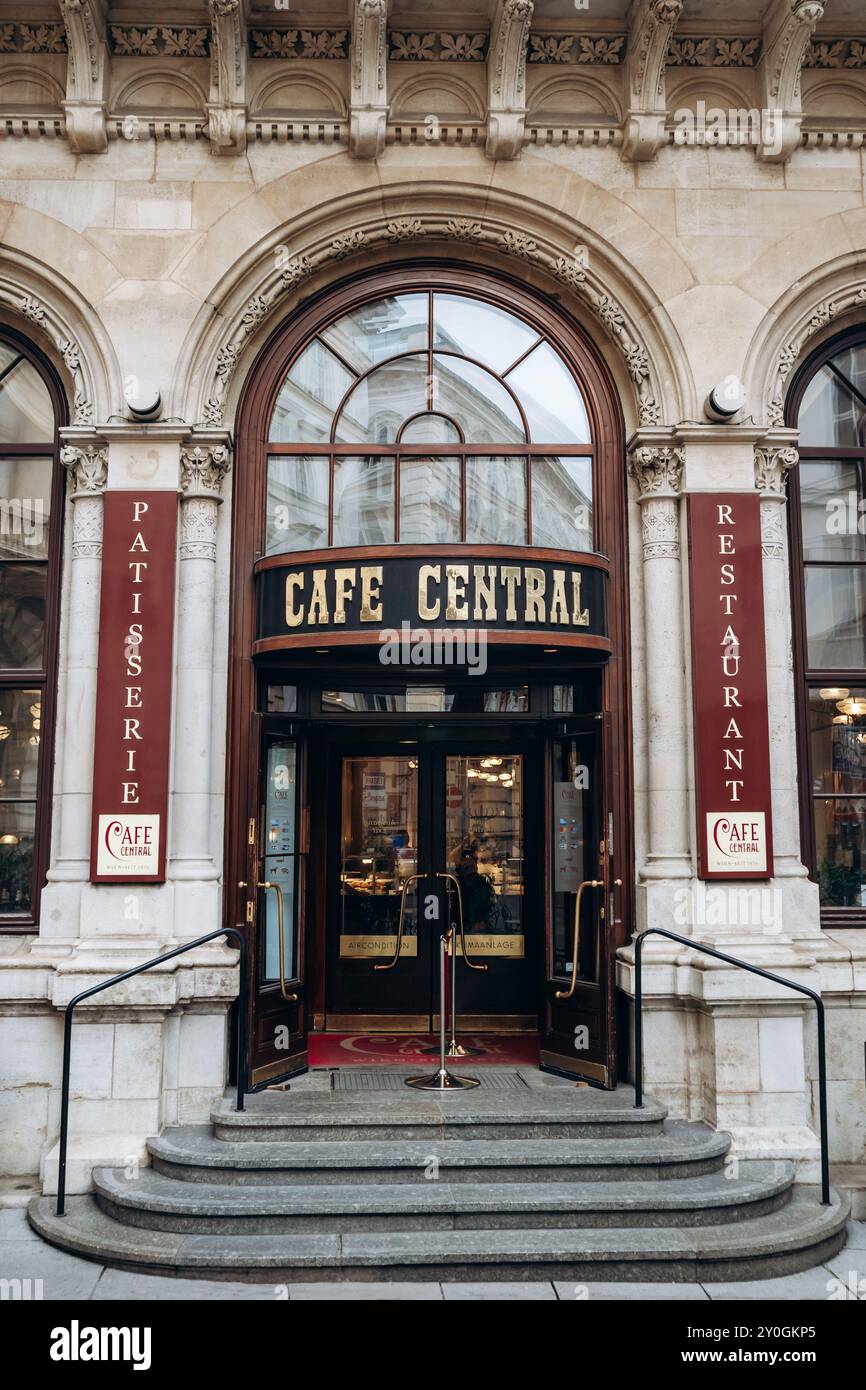 Vienne, Autriche - 6 août 2024 : la façade du célèbre Café Central de Vienne Banque D'Images