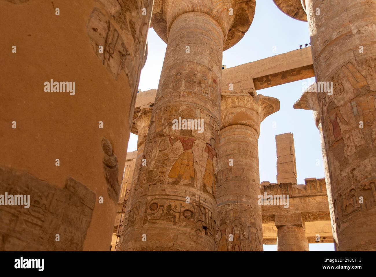 Émerveillez-vous devant l'immense salle aux mille piliers de Karnak, un témoignage de la grandeur architecturale de l'Égypte ancienne. Ces colonnes colossales créent. Banque D'Images