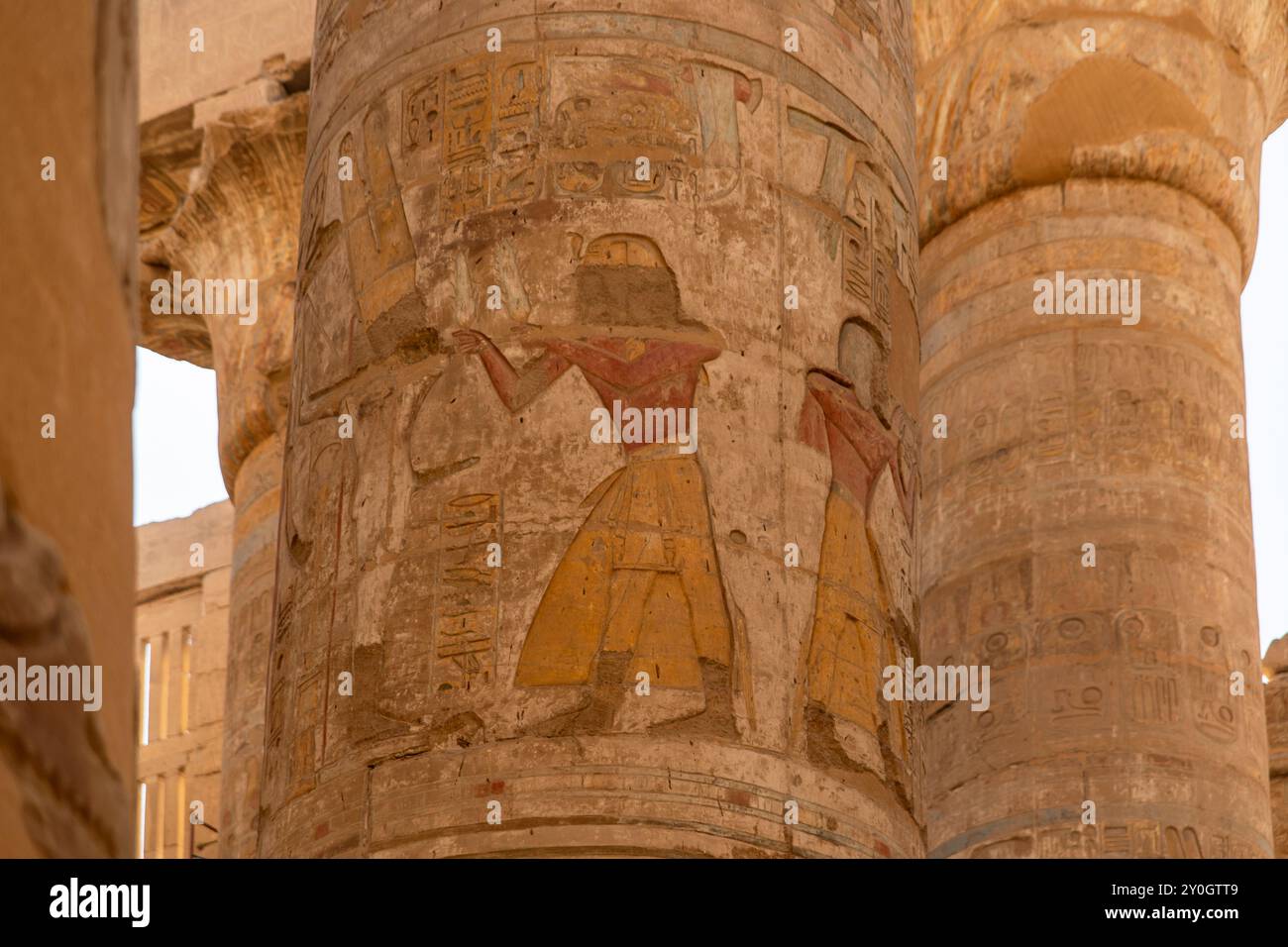 Flânez dans la forêt de colonnes du Hypstyle Hall de Karnak, un magnifique exploit d'ingénierie ancienne. Les piliers imposants créent un sens. Banque D'Images