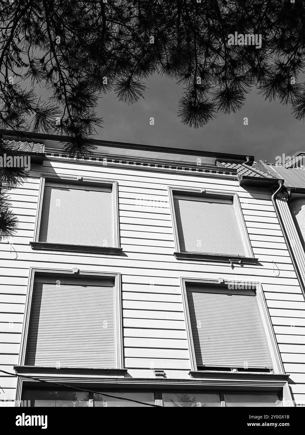 Quatre cadres de fenêtre fermés avec stores – détail architectural d'un bâtiment. Banque D'Images