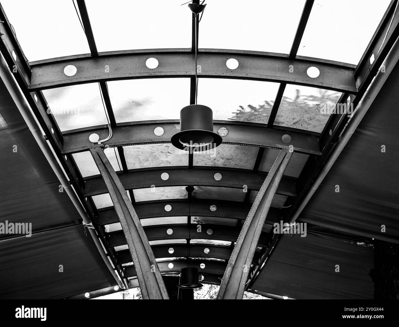 Luminaire de plafond moderne : motif et texture dans un intérieur de bar Banque D'Images