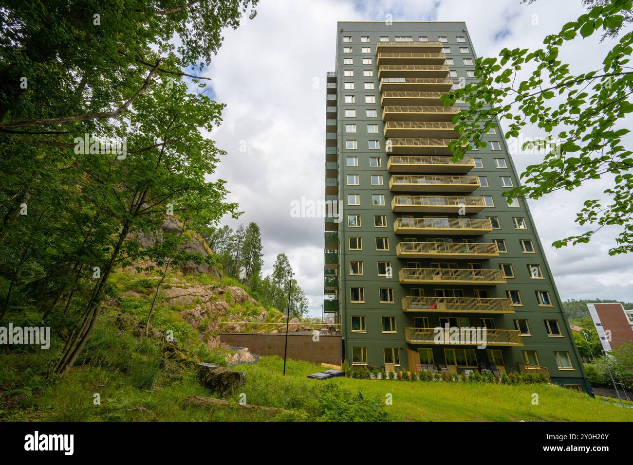 Gothenburg, Suède - 14 juillet 2022 : grand appartement vert de grande hauteur près d'une forêt. Banque D'Images