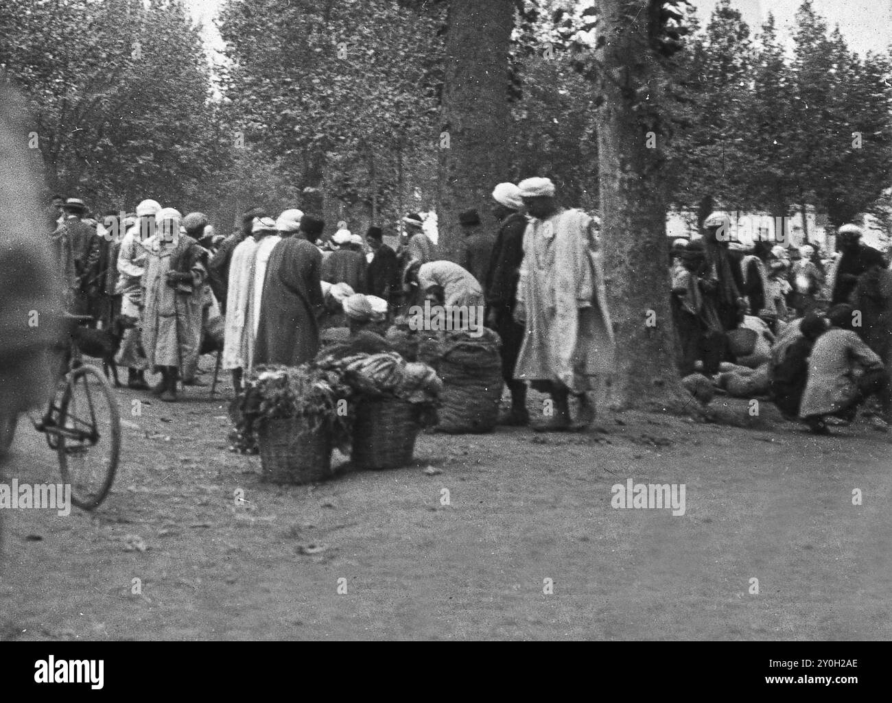 Les commerçants indigènes se rassemblent au marché de Blida, Alger 1926 Banque D'Images