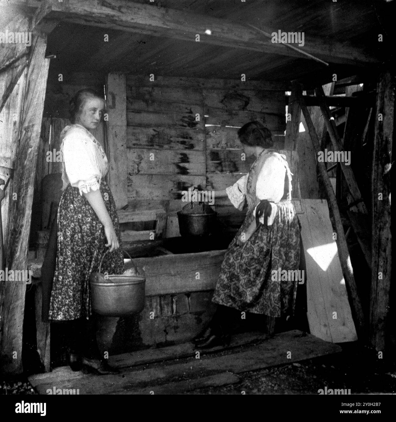 Engadin, Suisse femmes suisses en costume national collectant de l'eau 1929 Banque D'Images