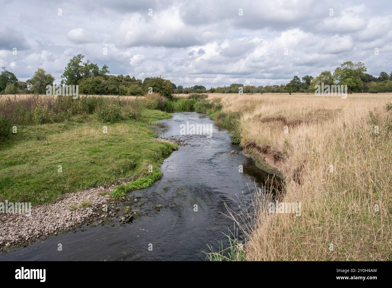 La petite rivière idyllique Arrow qui traverse la campagne près de Studley, Warwickshire, Angleterre. Banque D'Images