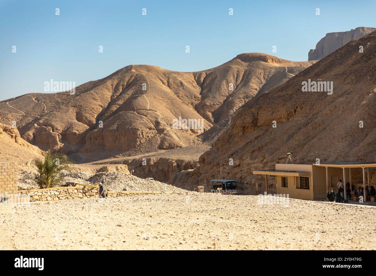 Louxor, Egypte ; 16 janvier 2024 : nichés dans le vaste Sahara, les sommets sacrés de la Vallée des Rois offrent un aperçu au cœur de l’ancienne Egyp Banque D'Images