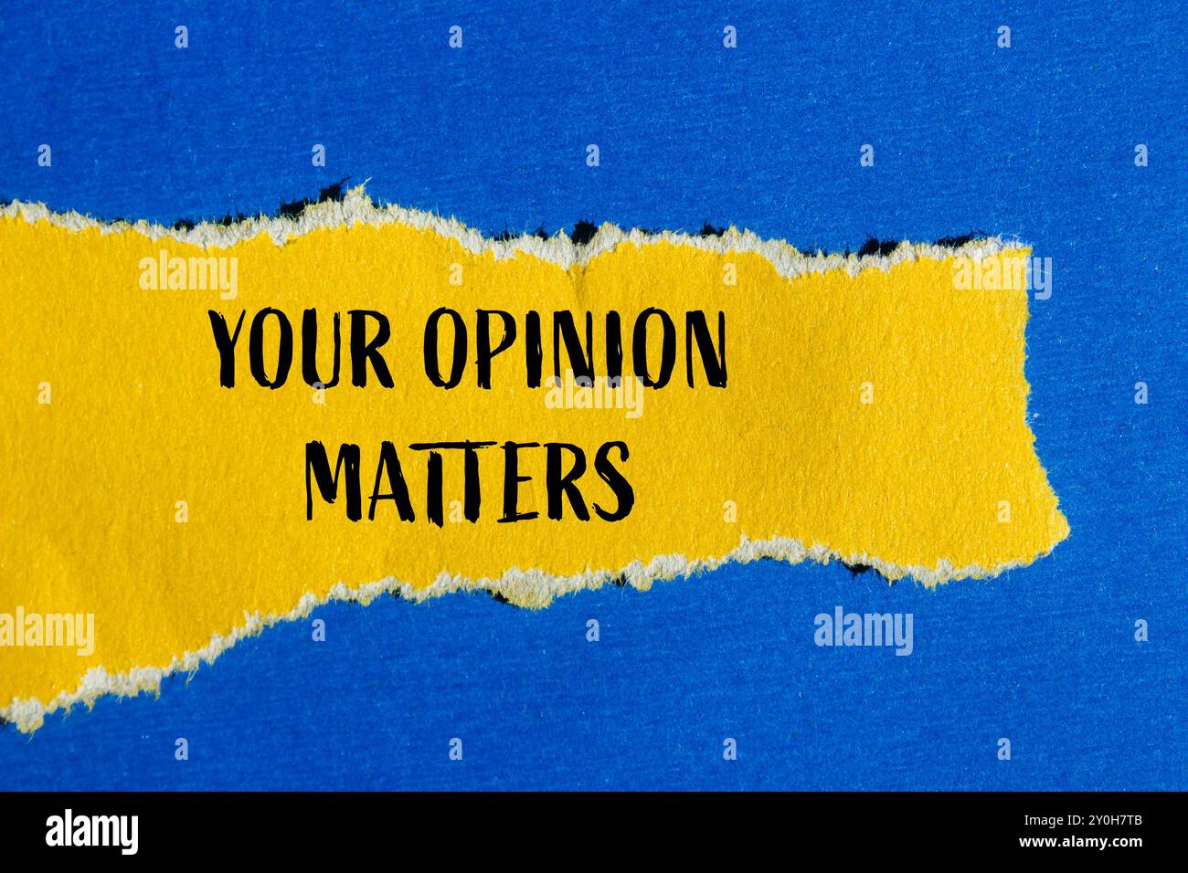 Votre opinion compte message écrit sur papier jaune déchiré déchiré avec fond bleu. Conceptuel votre opinion compte. Copier l'espace. Banque D'Images