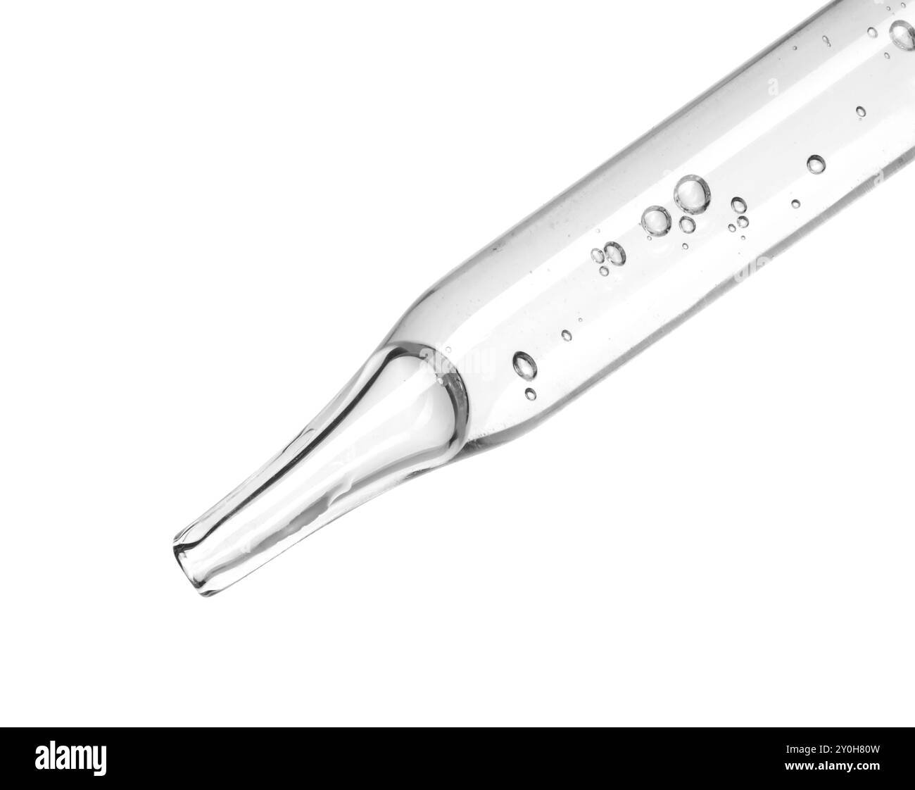 Goutte à goutte de sérum cosmétique de la pipette sur fond blanc Banque D'Images