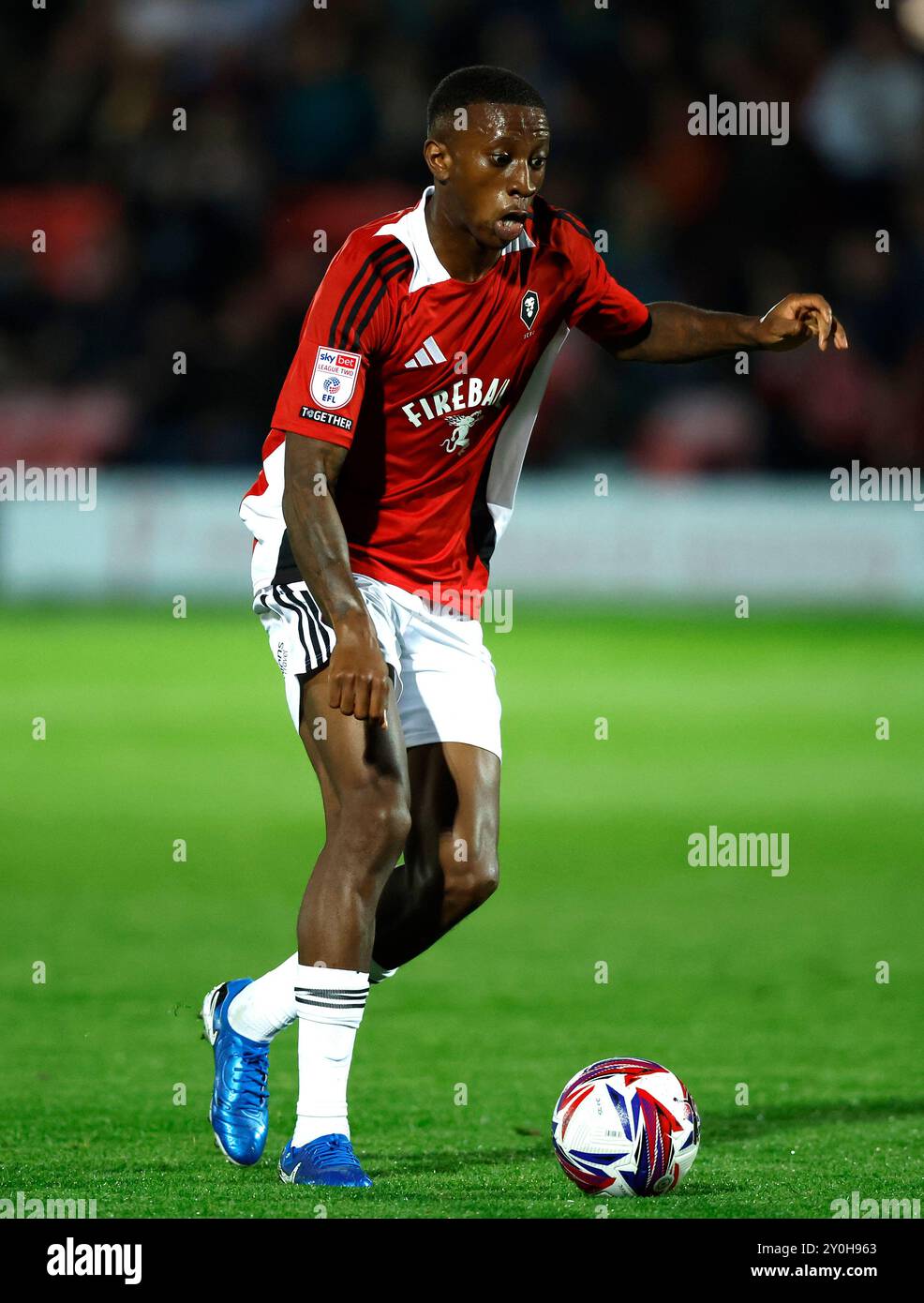 Tyrese Fornah de Salford City en action lors du match de Sky Bet League Two au Peninsula Stadium de Salford. Date de la photo : lundi 2 septembre 2024. Banque D'Images