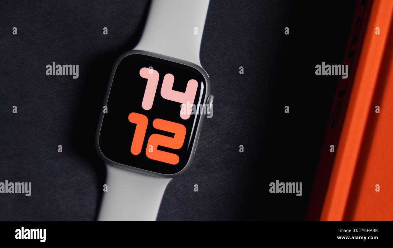 LONDRES - 26 AOÛT 2024 : Apple Watch avec bracelet blanc et cadran horodateur Banque D'Images