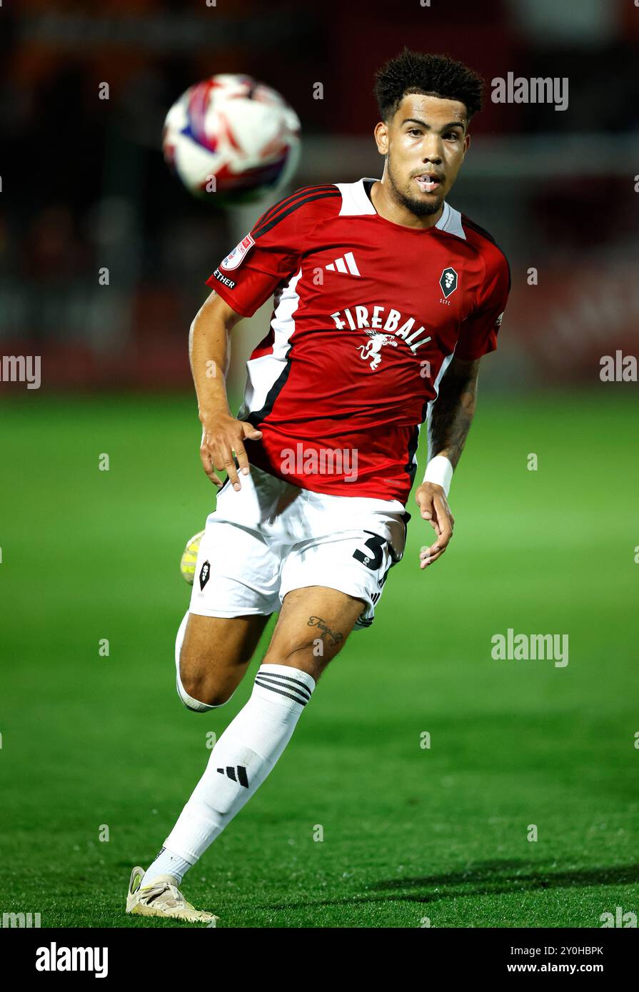 Francis Okoronkwo de Salford City en action lors du match de Sky Bet League Two au Peninsula Stadium de Salford. Date de la photo : lundi 2 septembre 2024. Banque D'Images