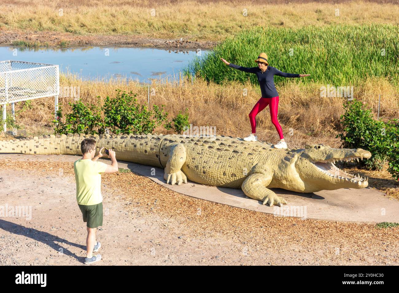 Statue de crocodile à Spectacular Jumping Crocodile Cruise, Beatrice Hill, Arnhem Highway, Middle point, territoire du Nord, Australie Banque D'Images