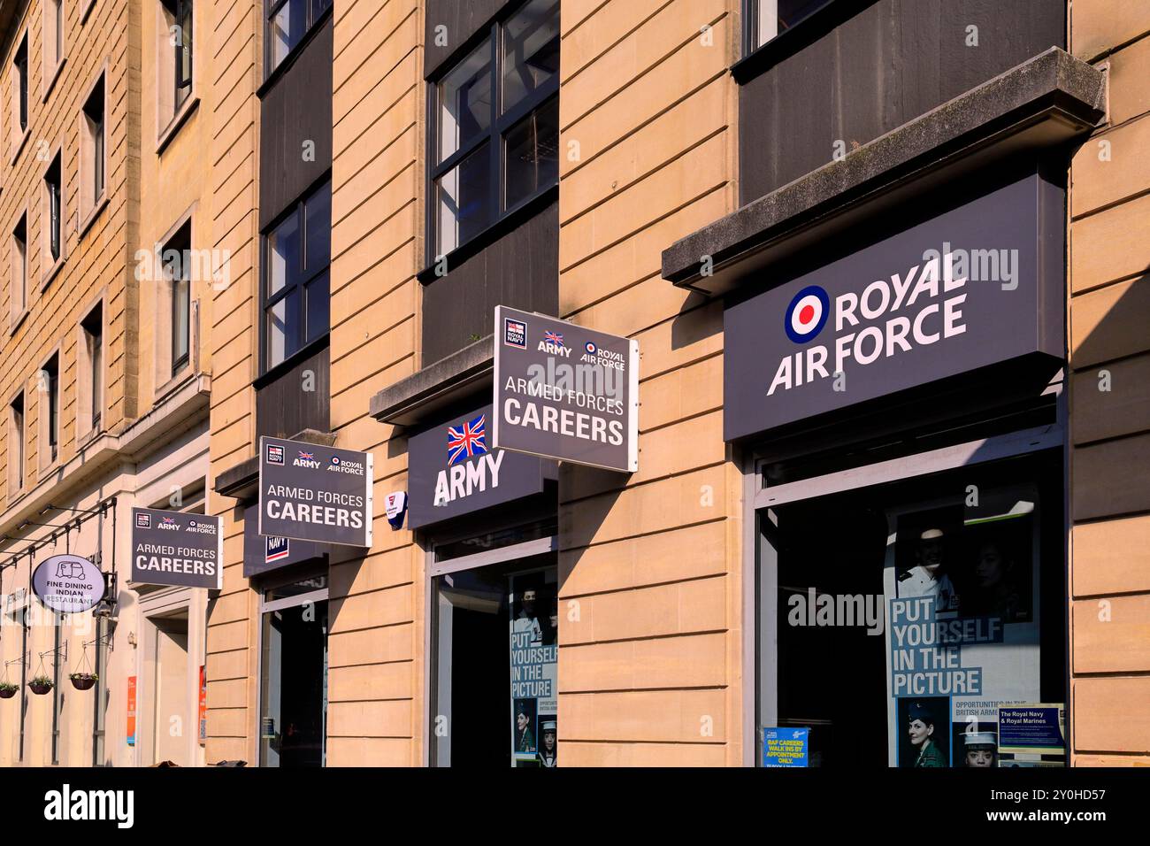 Bureau des carrières des forces armées et bureau de recrutement avec signalisation, centre-ville de Bristol. Prise en septembre 2024. Été Banque D'Images